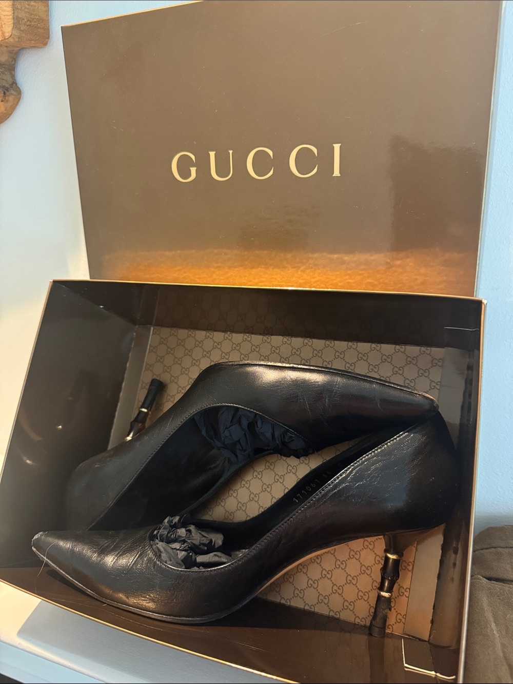 Authentic Gucci Black Leather Pointed-Toe Pumps with bamboo heel